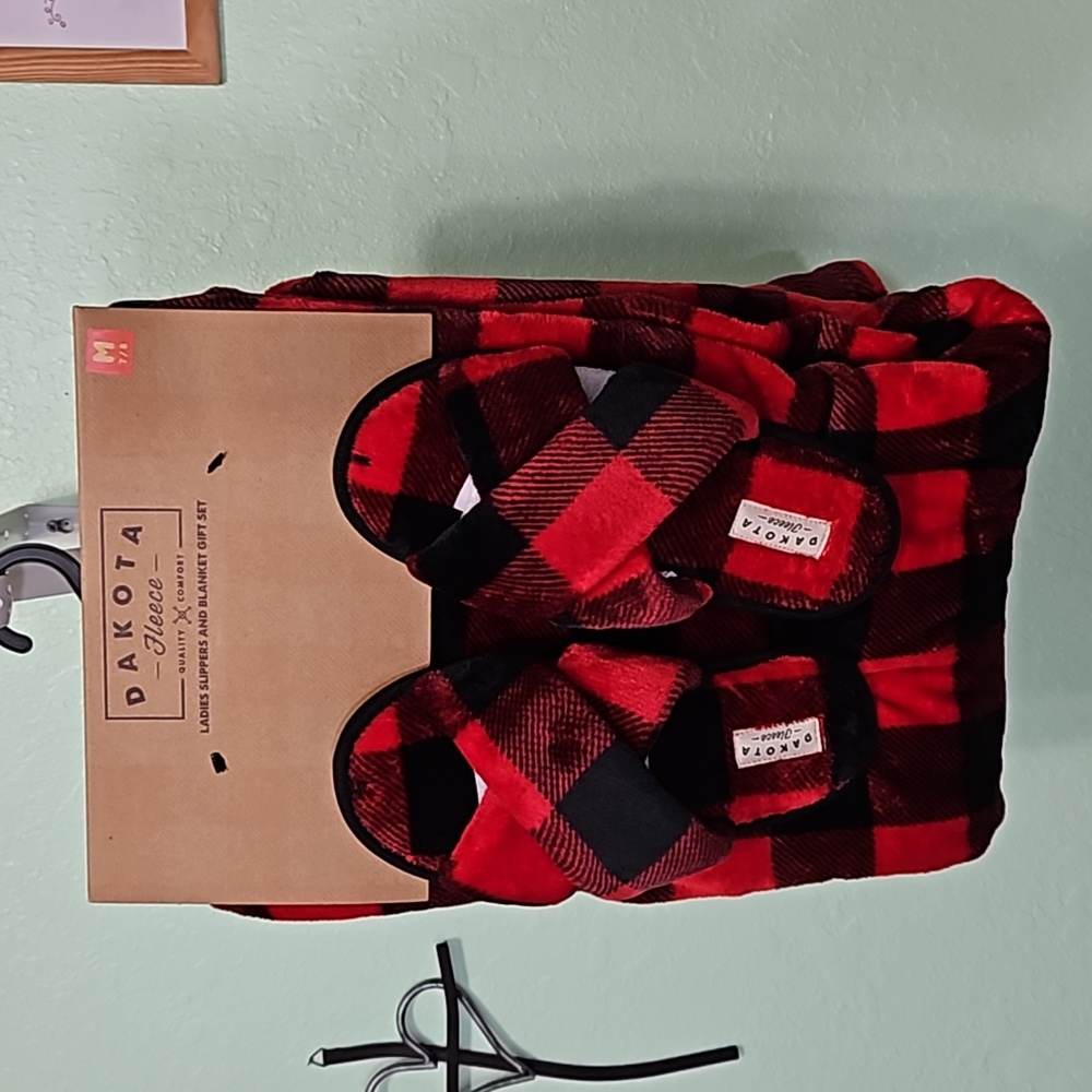 DAKOTA FLEECE ladies slippers & blanket set